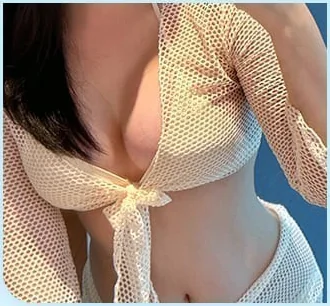 Нэвт харагдах нөмрөг өмссөн хөхний мэс заслын дараах харагдац