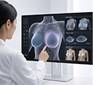 3D загварчлалын дэлгэцийг шалгаж буй эмнэлгийн ажилтан